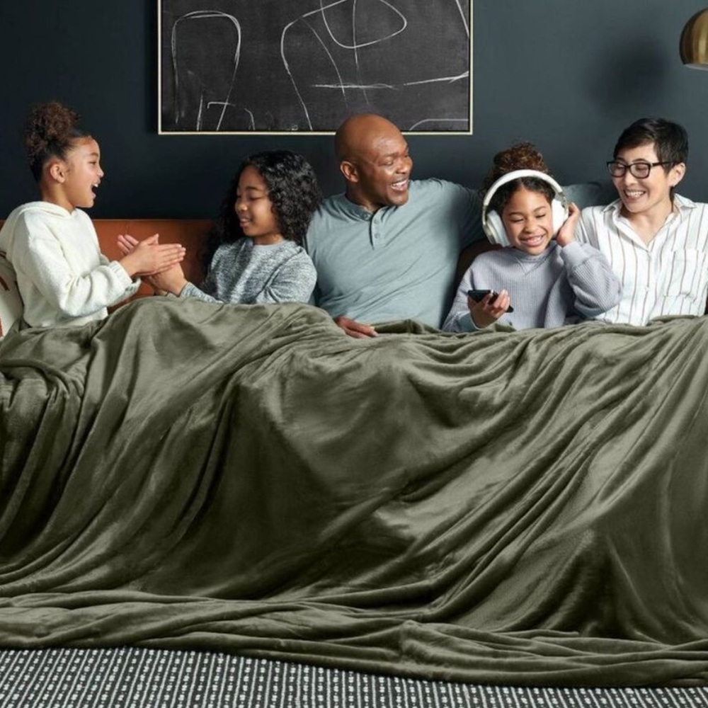 THRESHOLD NWT JUMBO family blanket -red -120”x120”